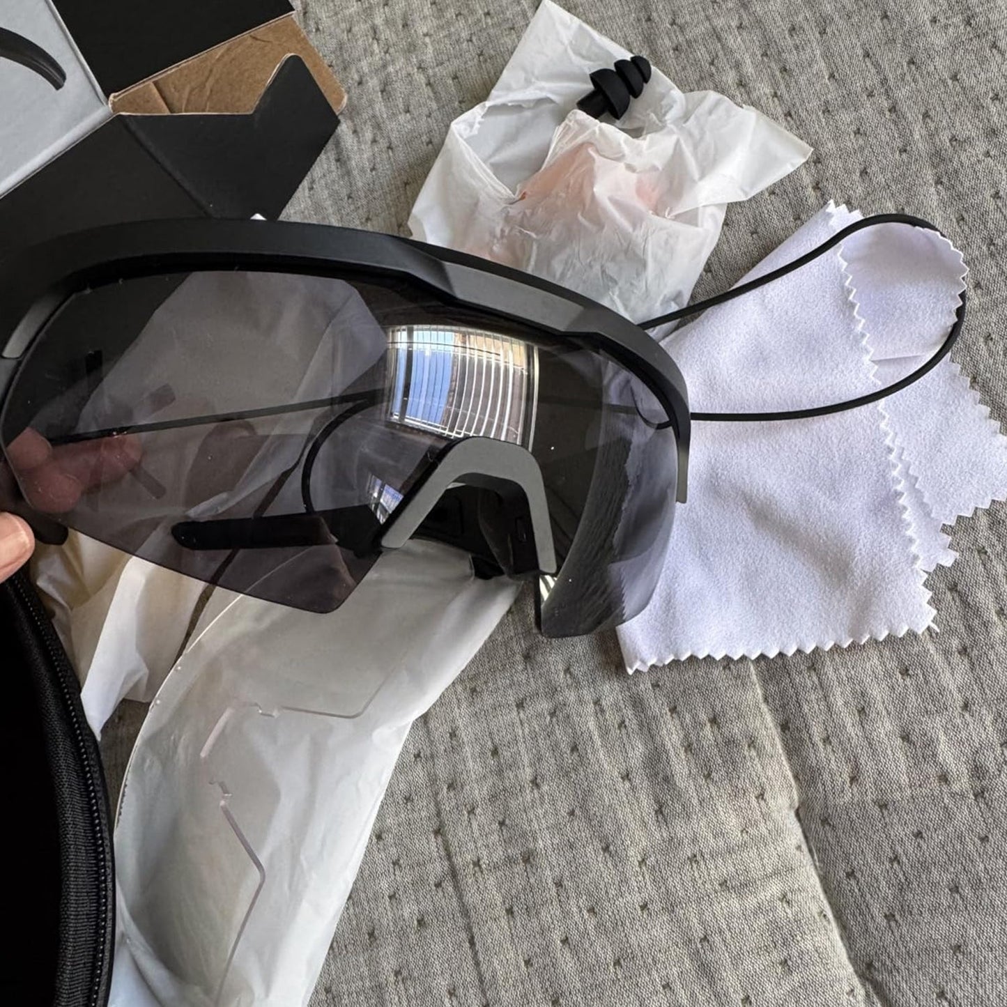 Shooting glasses with earplugs – Built-in Hearing Protection That Clicks Back